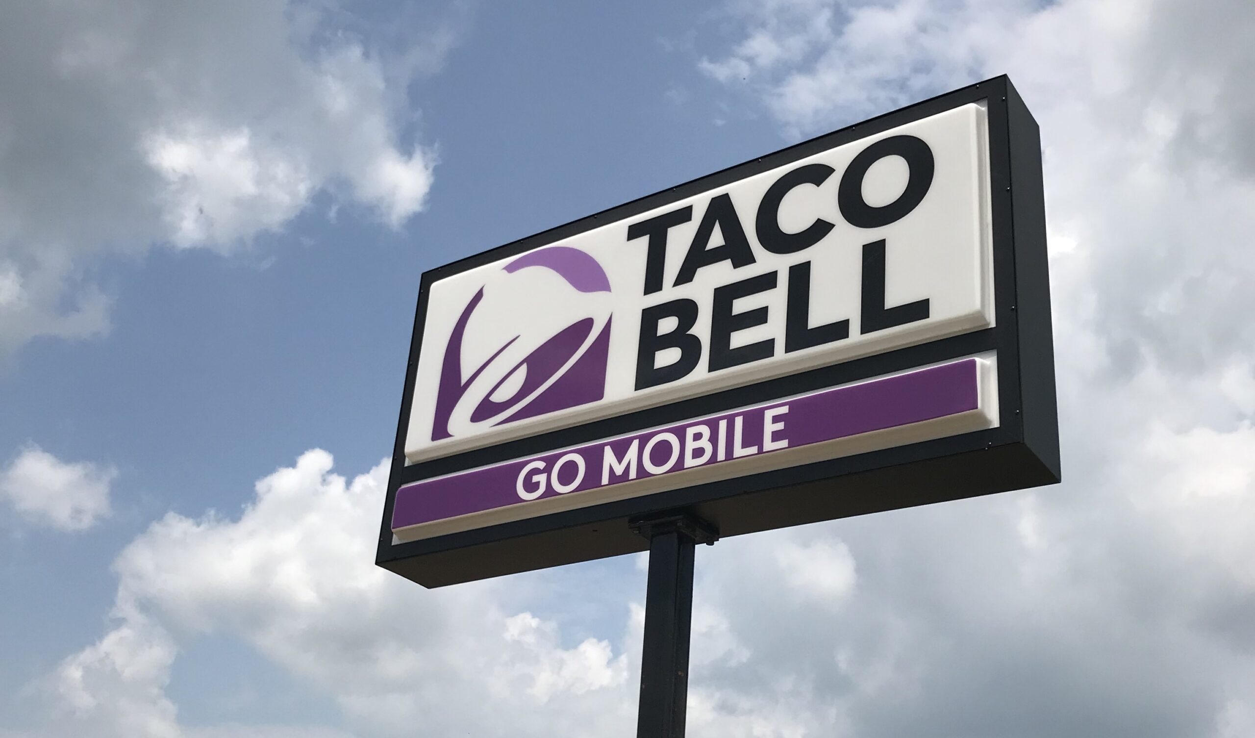 taco bell restaurant sign